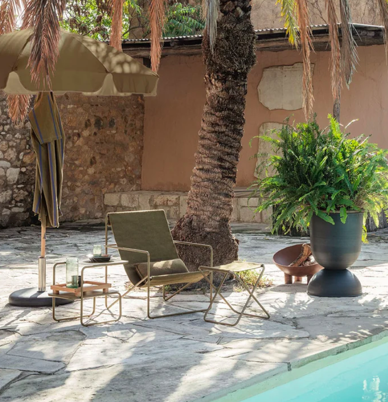 Вуличне крісло Desert Lounge оливкового кольору від Ferm Living