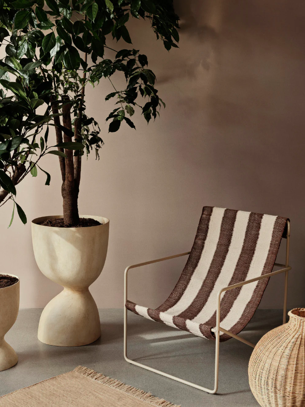 Вуличне крісло Desert Lounge Stripe від Ferm Living