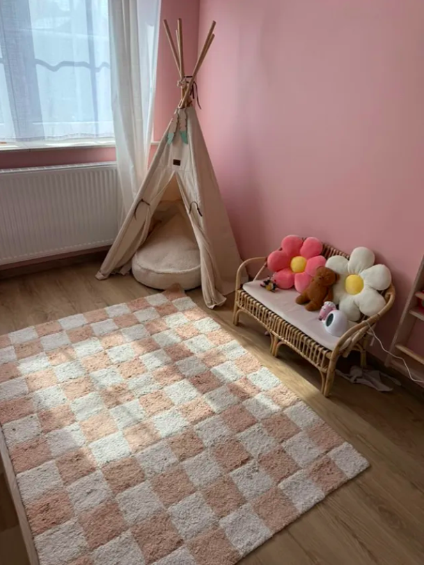 Дитячий килим Kitchen Tiles рожевого кольору кольору від Lorena Canals.